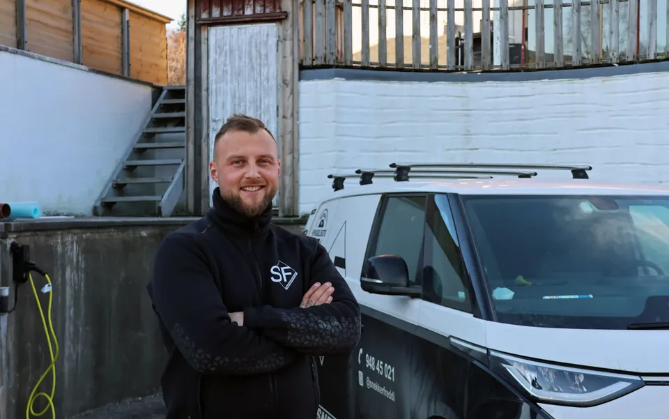 Fredrick Gundersen ved firmabilen