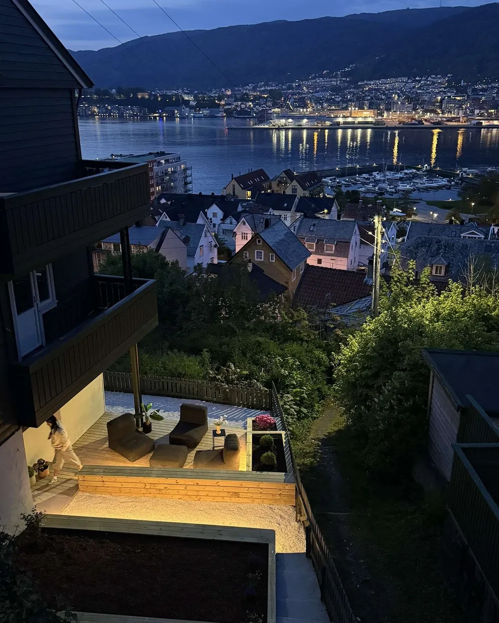 Lys i plantekassene om kvelden