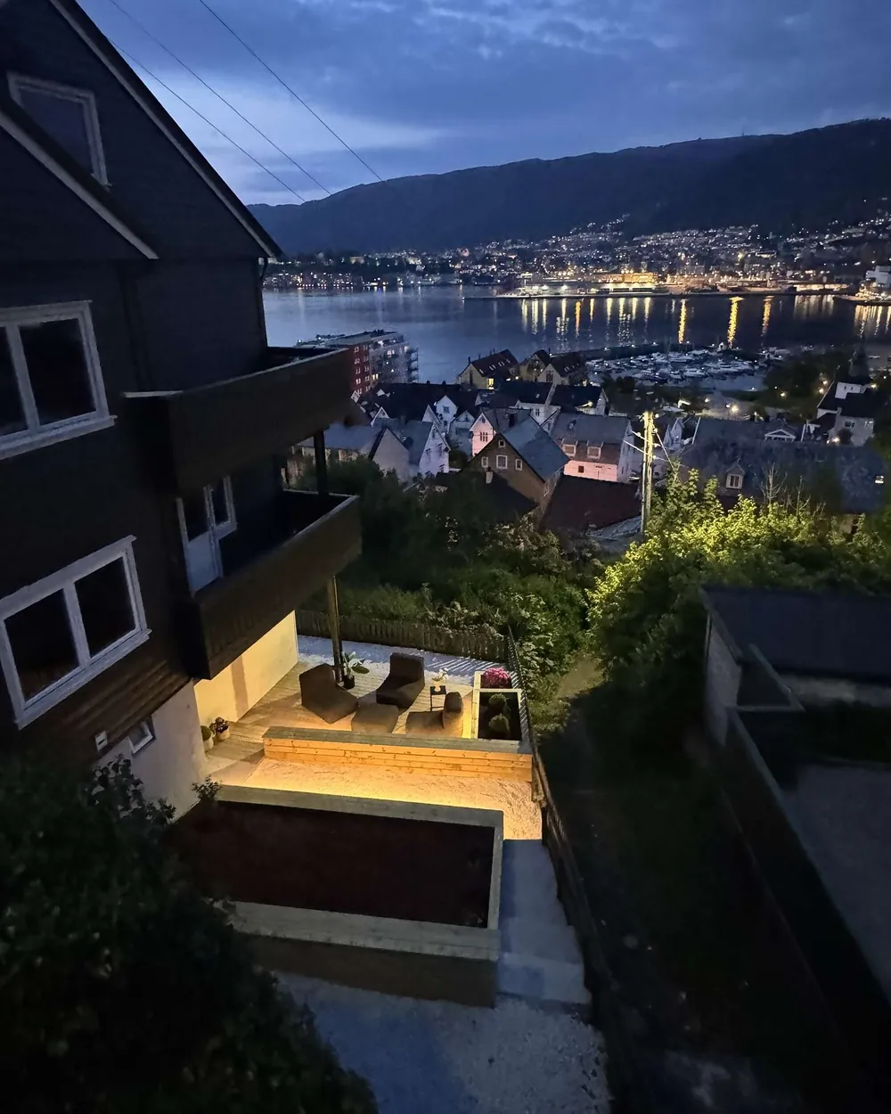 Uteområdet i kveldslys