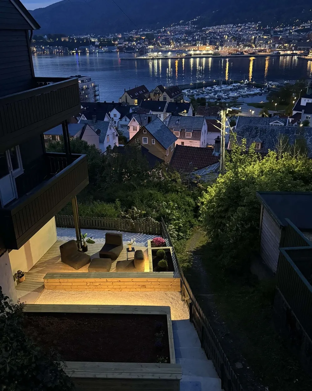 Hele uteområdet med byen i bakgrunnen