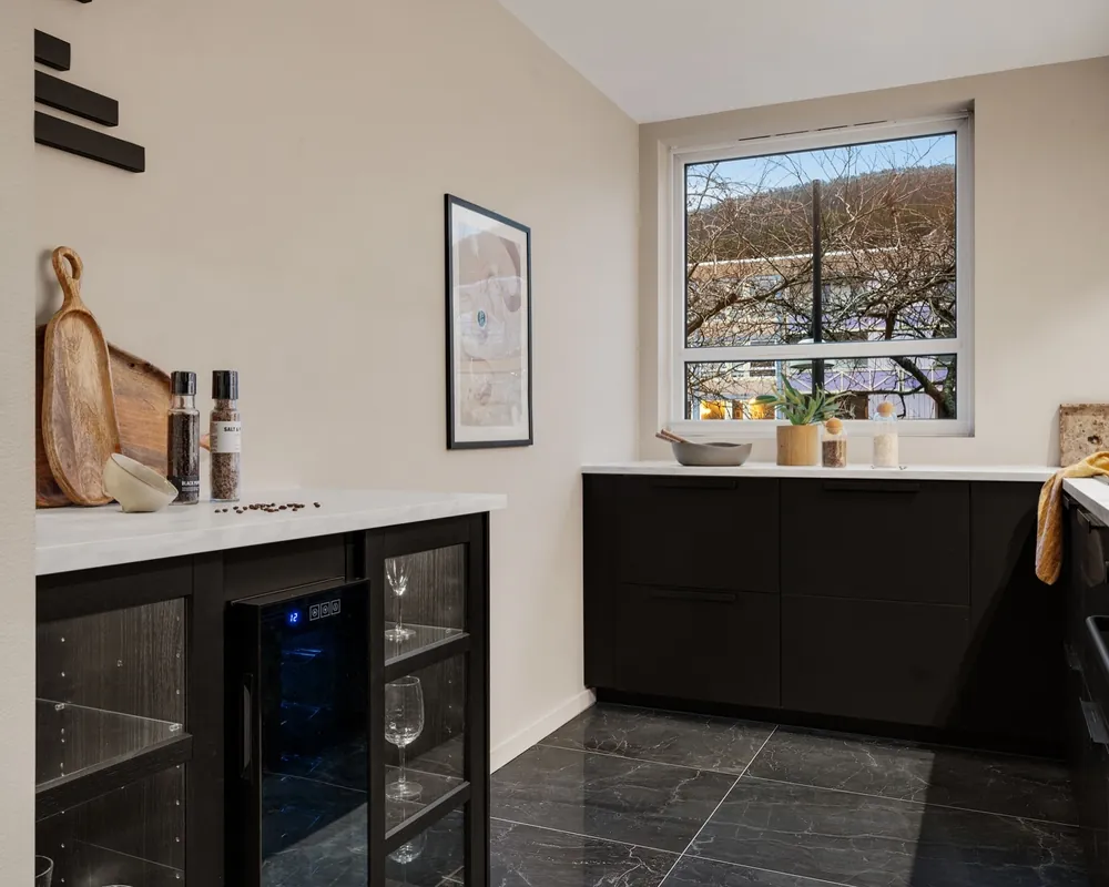 Minibar under vinduet