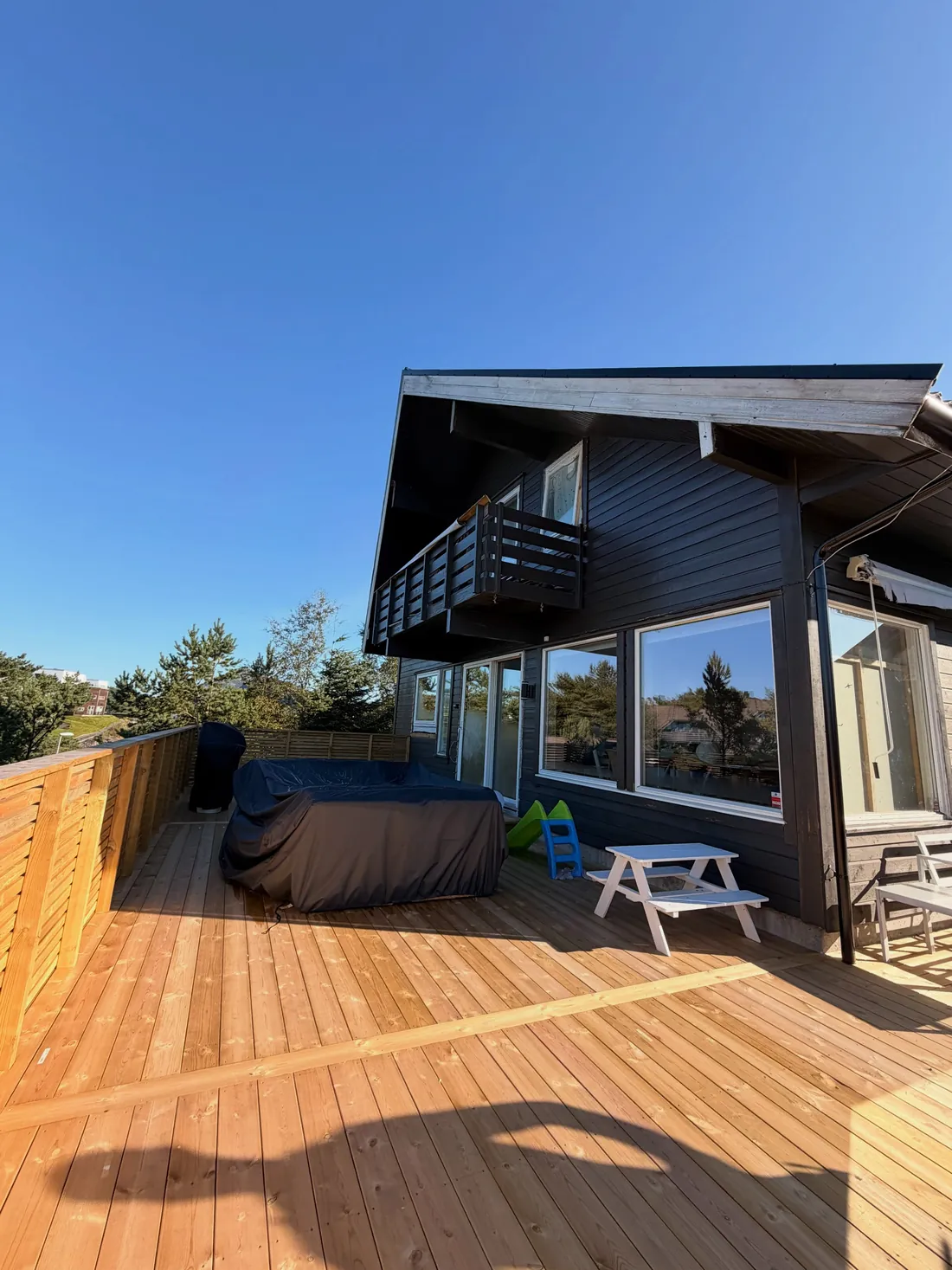 Huset og terrassen vi bygde i sommer