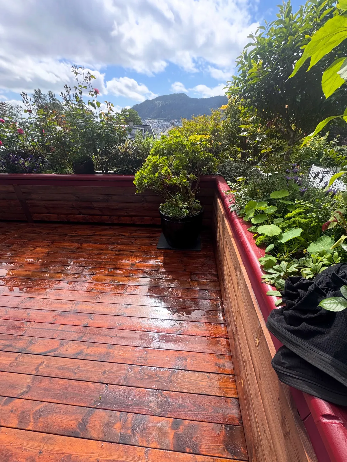 Ny terrasse med plantekasser