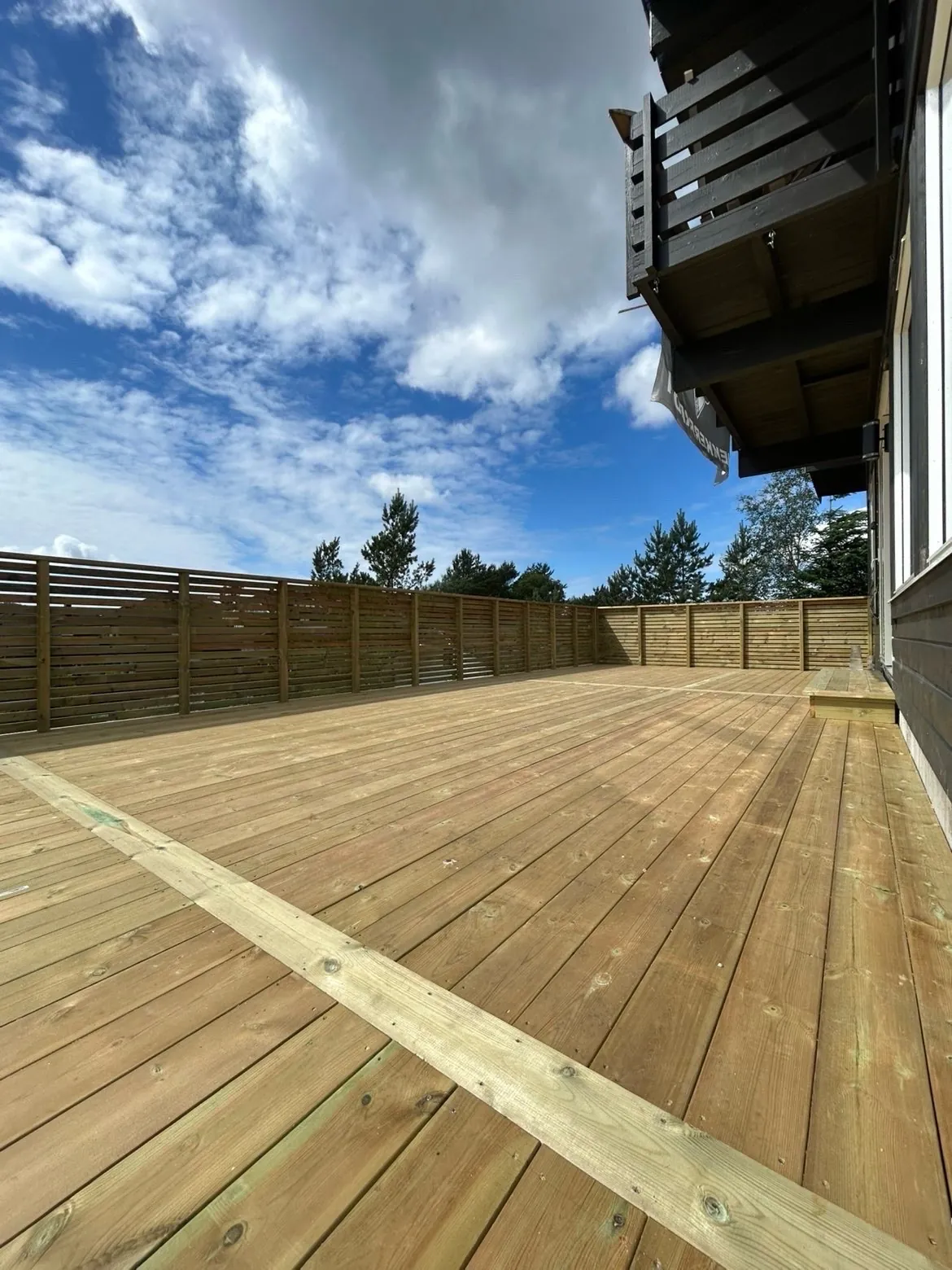 Terrassedekket mot leveggen