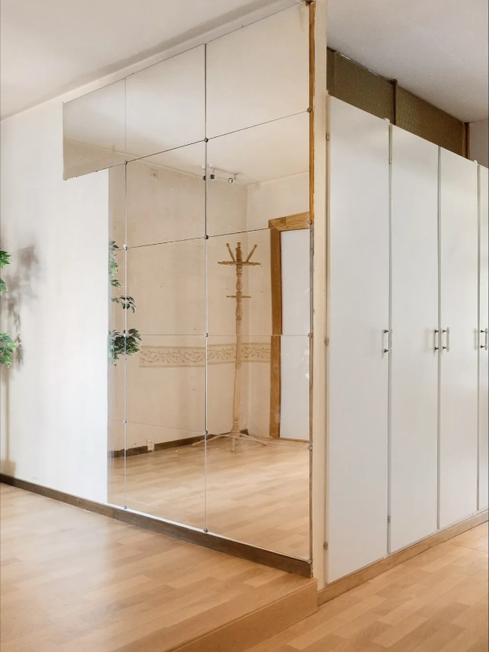 Speilvegg og garderobe før oppussingen