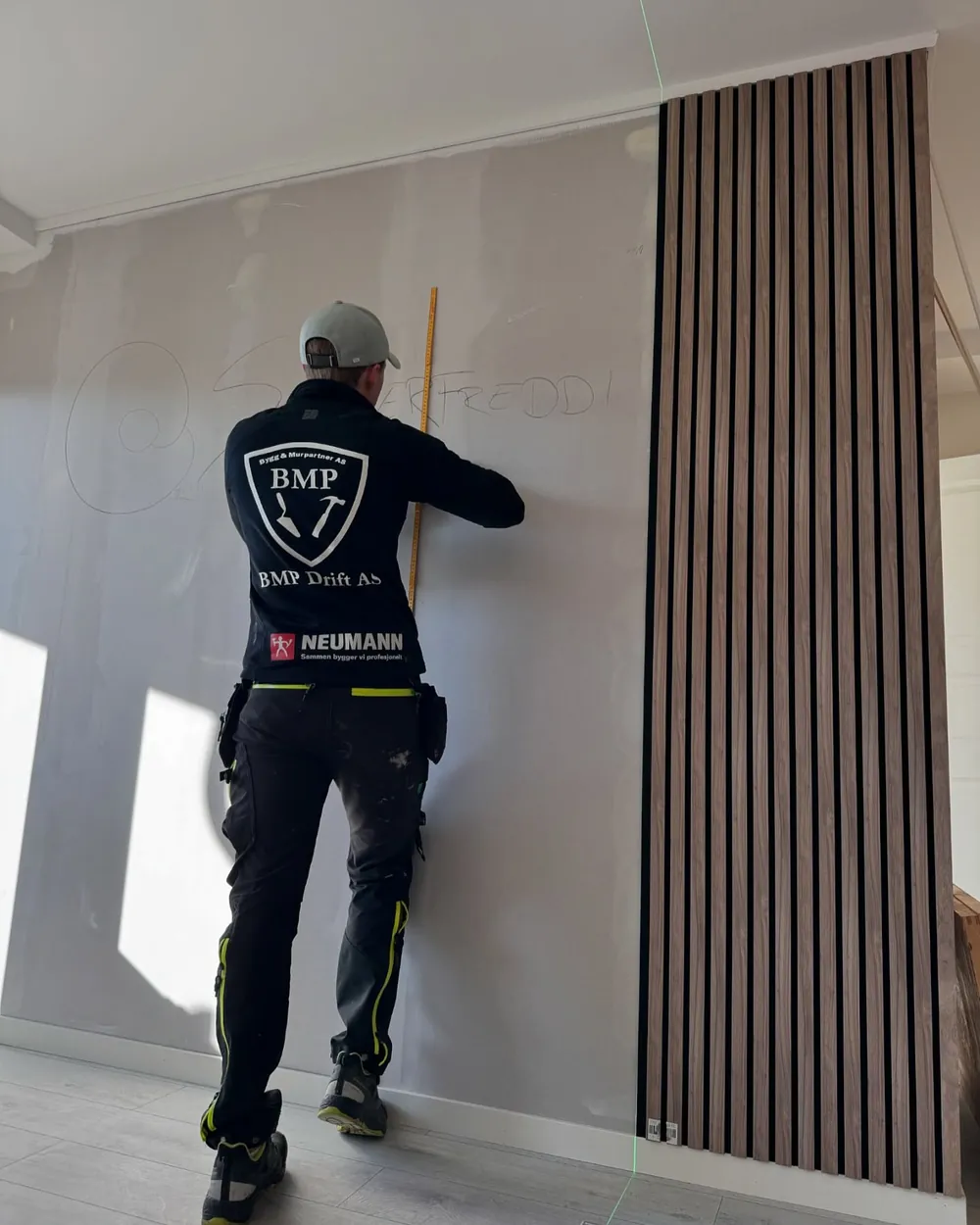 Spileveggen monteres