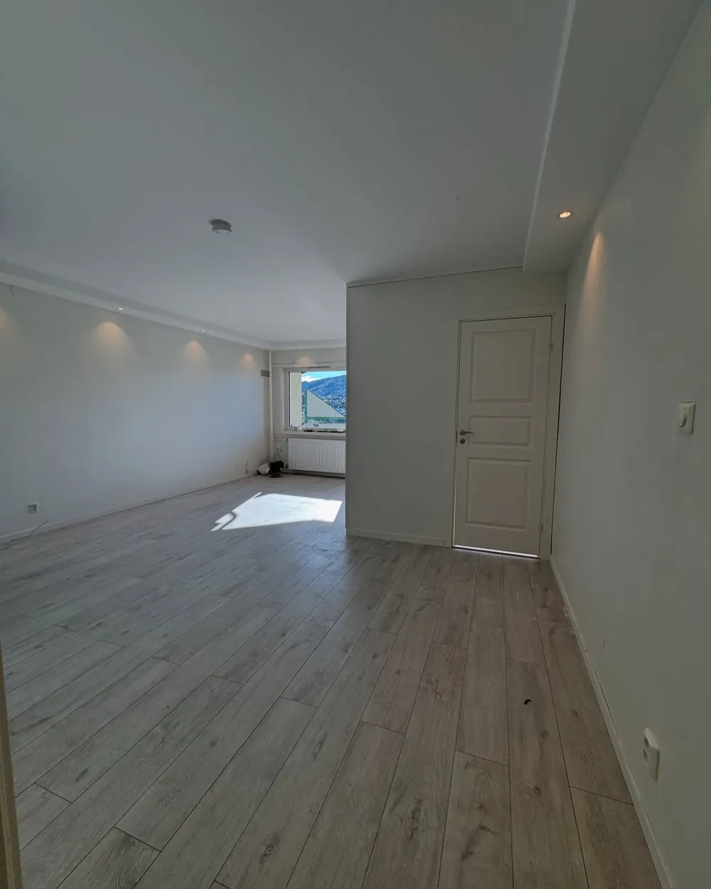 Ferdig stue med spotter i taket